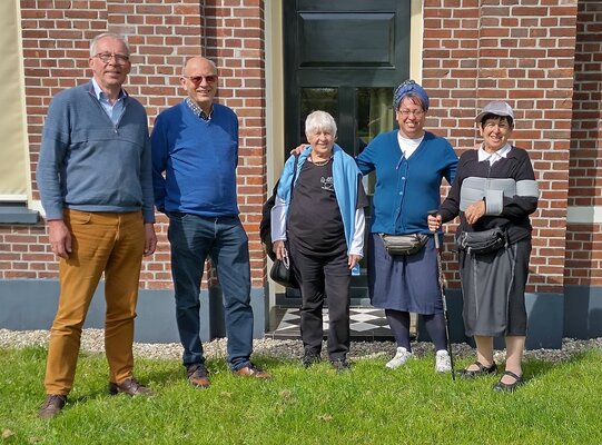 Familie zion bij boerderij kottelenberg aan bolksbeek brug